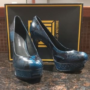 Pour la Victoire beautiful pump shoes.